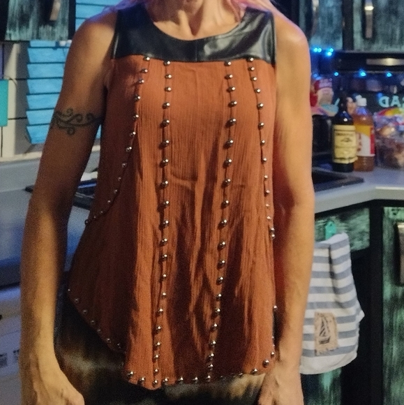 Studded sleeveless top - Picture 2 of 13